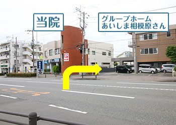 当院の入口横より裏手にお進みください